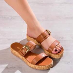 Sandales compensées femme beige avec boucle dorée et semelle tressée