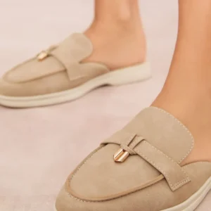 Mocassins femme Maroc beige en suédine avec détail doré – Royale Women