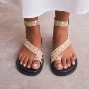 Sandales femme beige en suédine avec clous dorés et semelle noire