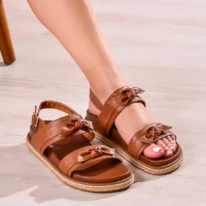 "Sandales avec strass Maroc Royale Women, cuir marron avec boucle dorée, automne 2025