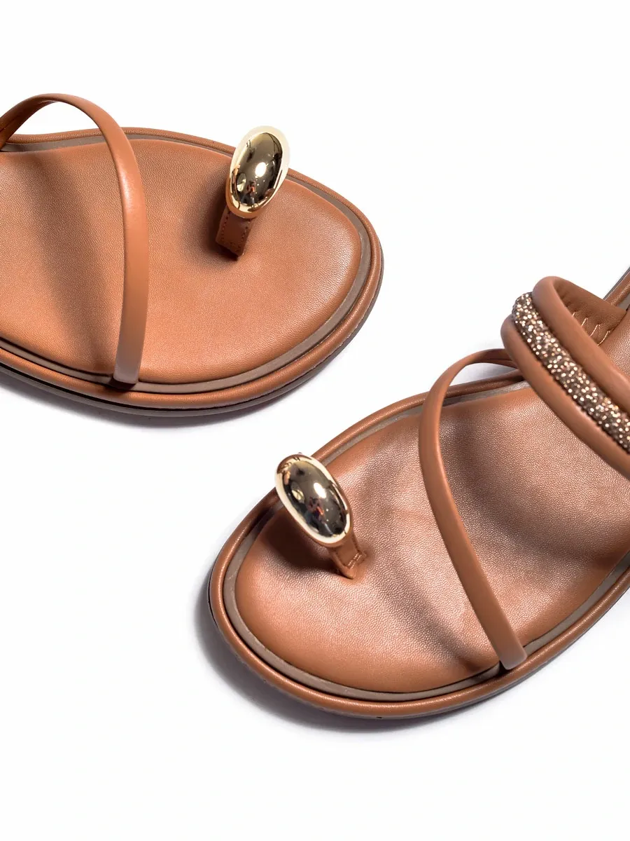 "Sandales avec strass Maroc Royale Women, cuir marron avec boucle dorée, automne 2025