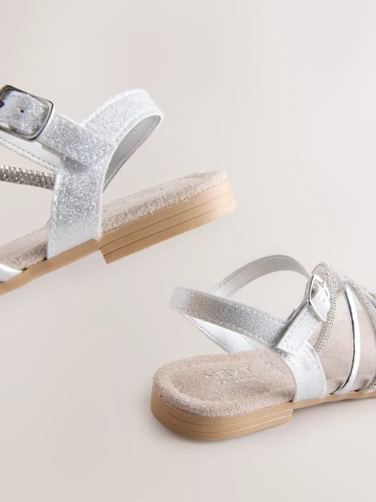 Sandales plates argentées croisées pour femme – Élégantes et confortables pour l’été au Maroc